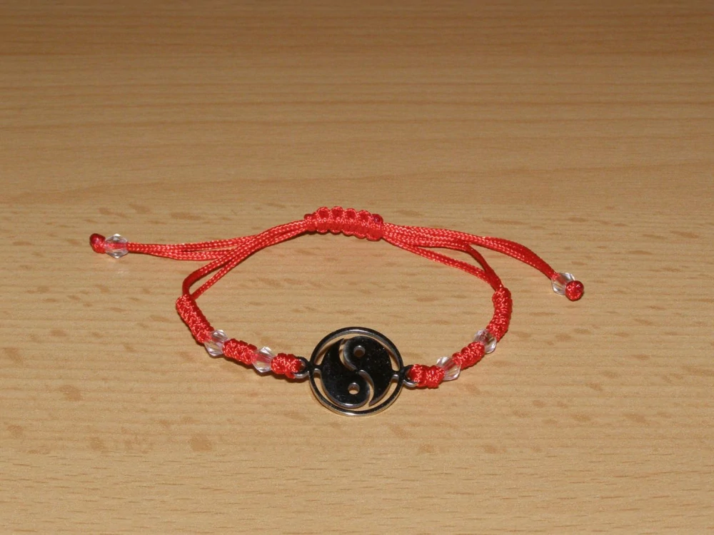 Drhaný Shamballa náramek - nerez - Jin-Jang - červená šňůrka - dnn11