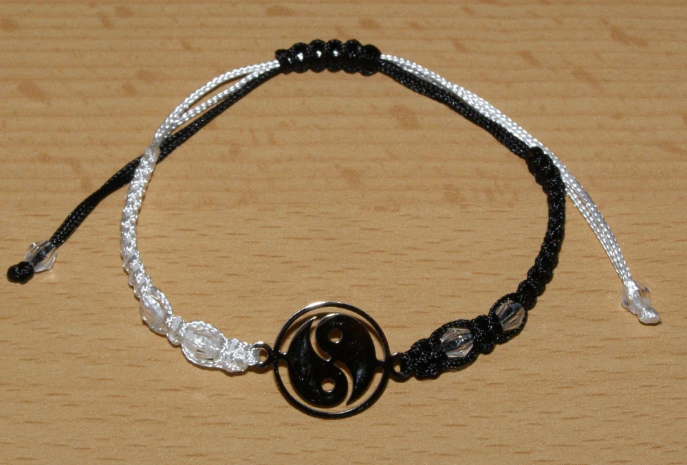 Drhaný Shamballa náramek - nerez - Jin-Jang - černo-bílá šňůrka - dnn36