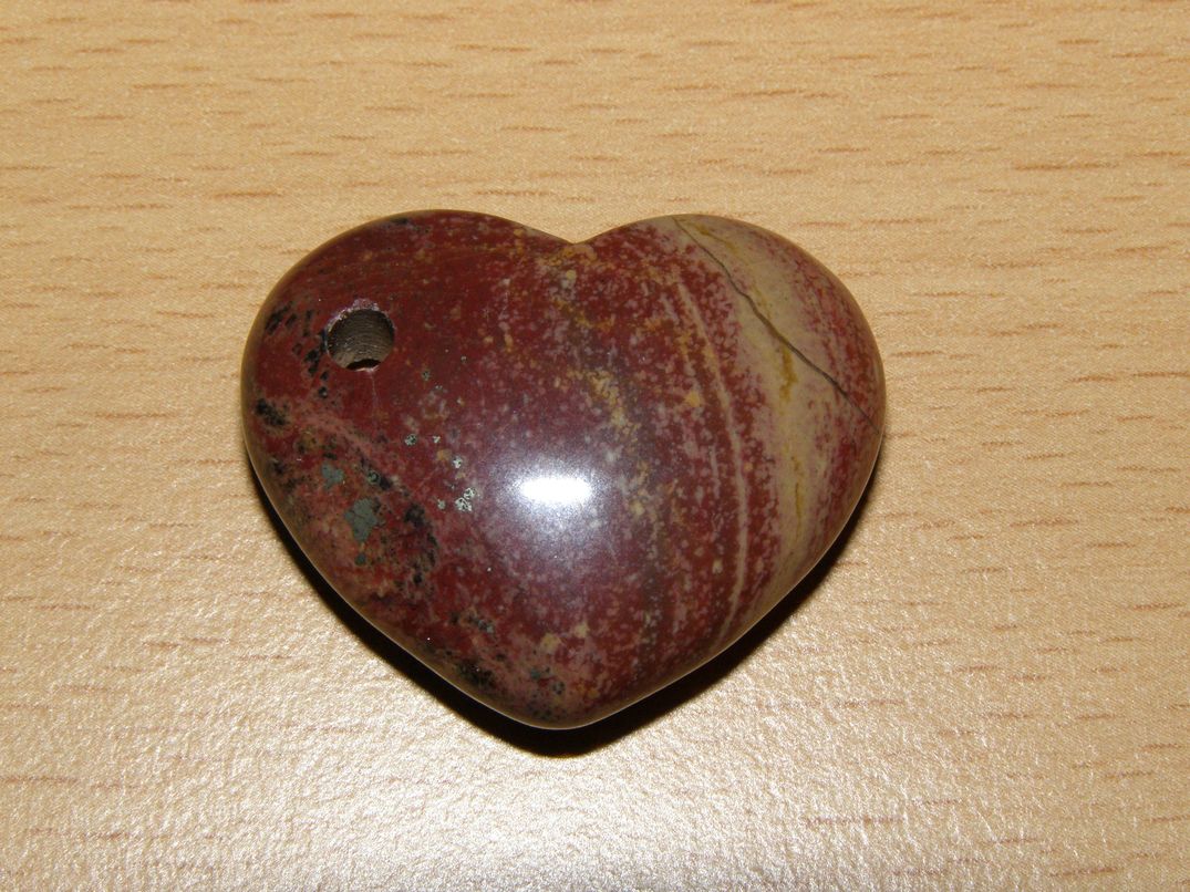 Jaspis brekcie - Přívěsek - srdíčko napříč vrtané - kps21