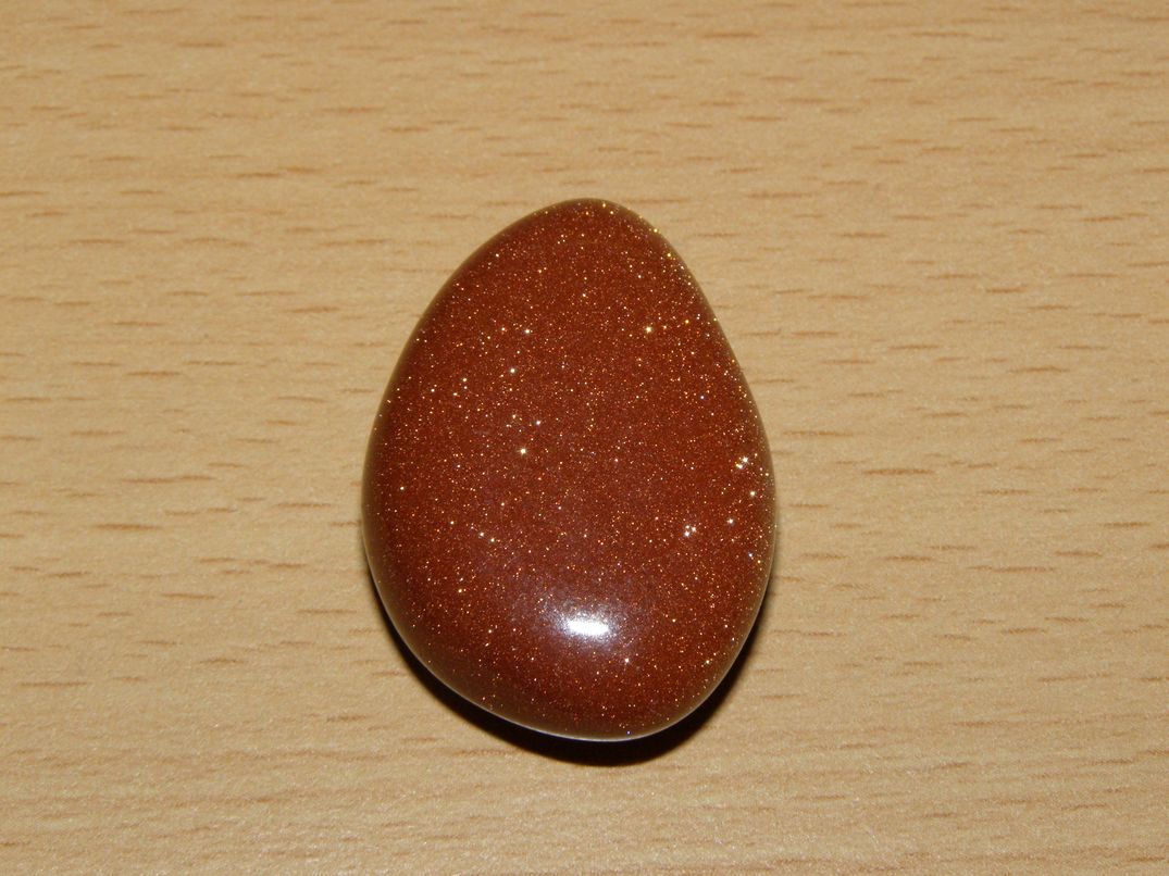 Sluneční kámen - Přívěsek - tromlovaný kámen vrtaný - kpt55