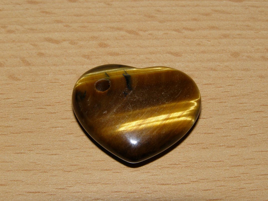 Tygří oko - Přívěsek - srdíčko napříč vrtané - kps14