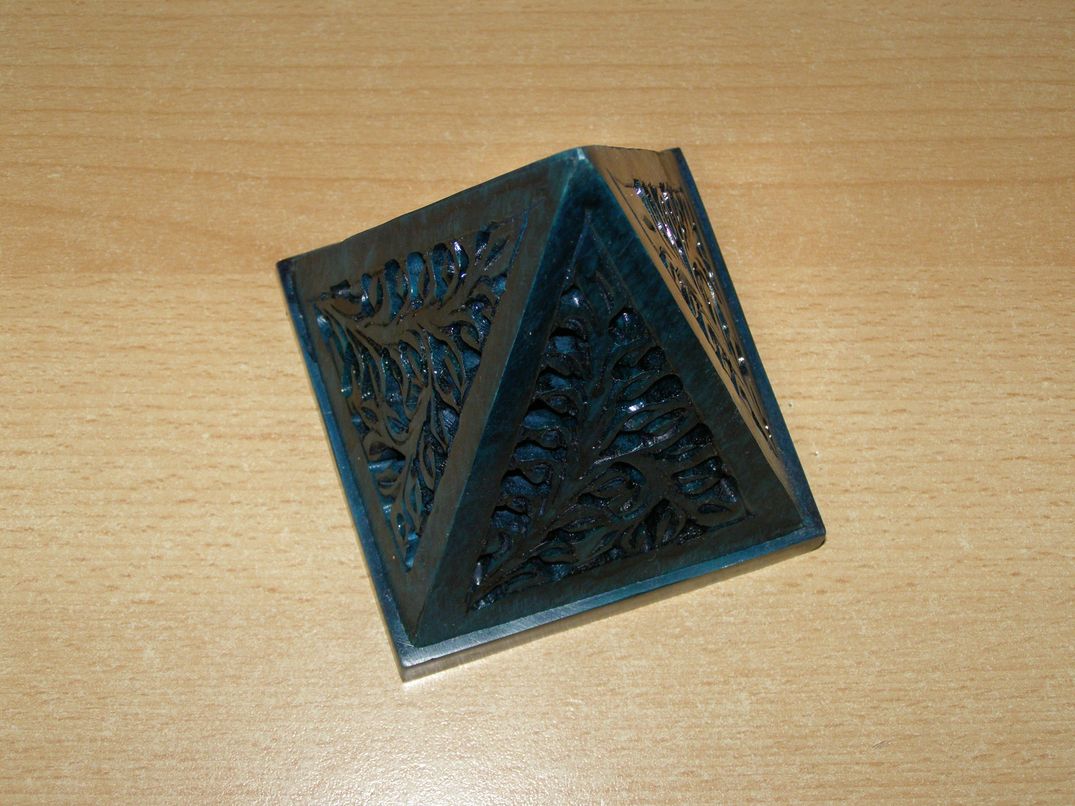 Svícen - mastek - pyramida - kvm5