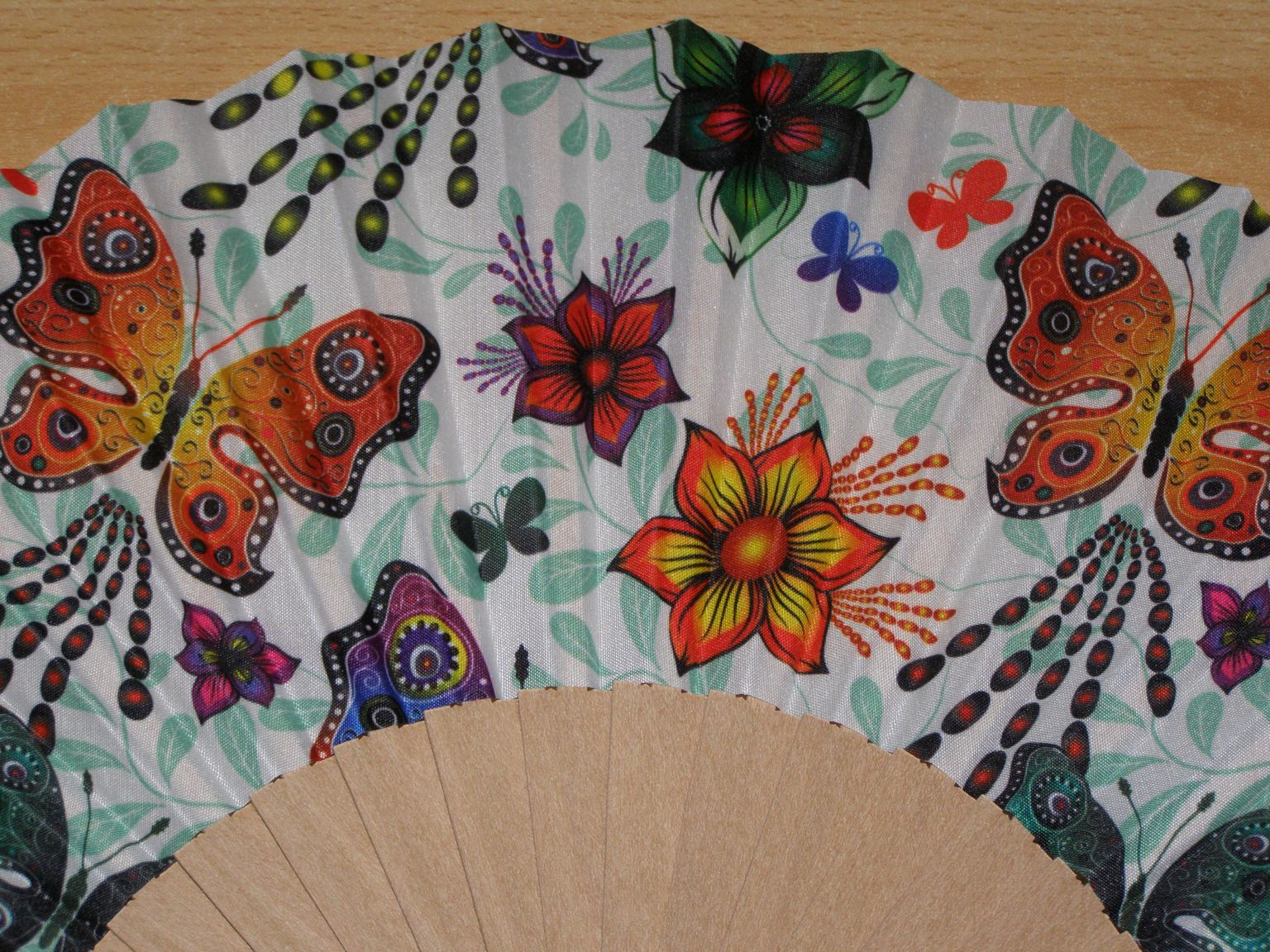 Vějíř z nelakovaného dřeva a textilu - Barevní motýlci - v1