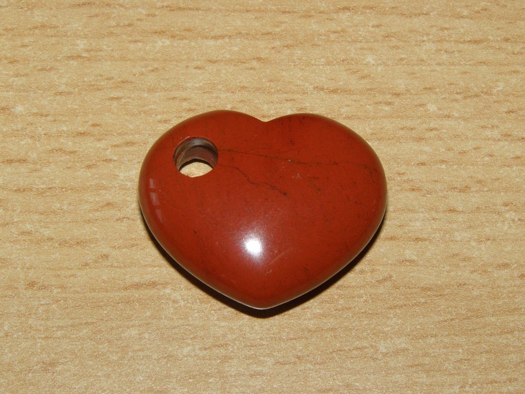 Jaspis červený - Přívěsek - srdíčko napříč vrtané - kps15
