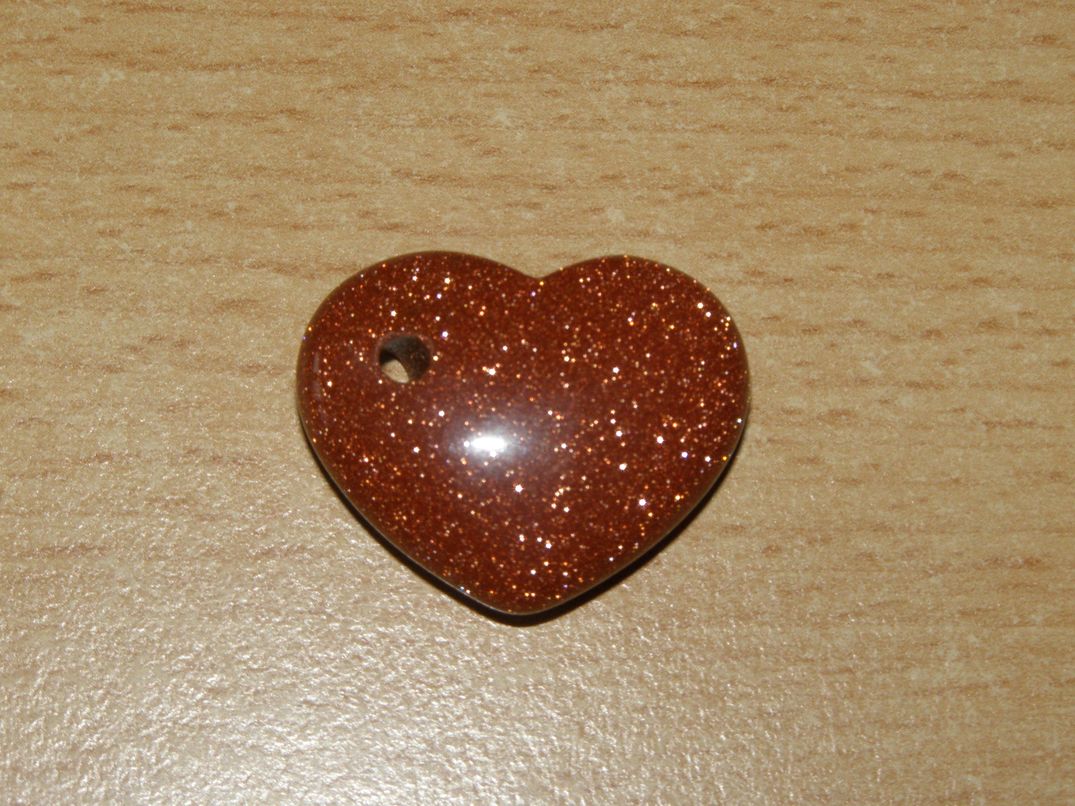 Sluneční kámen - Přívěsek - srdíčko napříč vrtané - kps3
