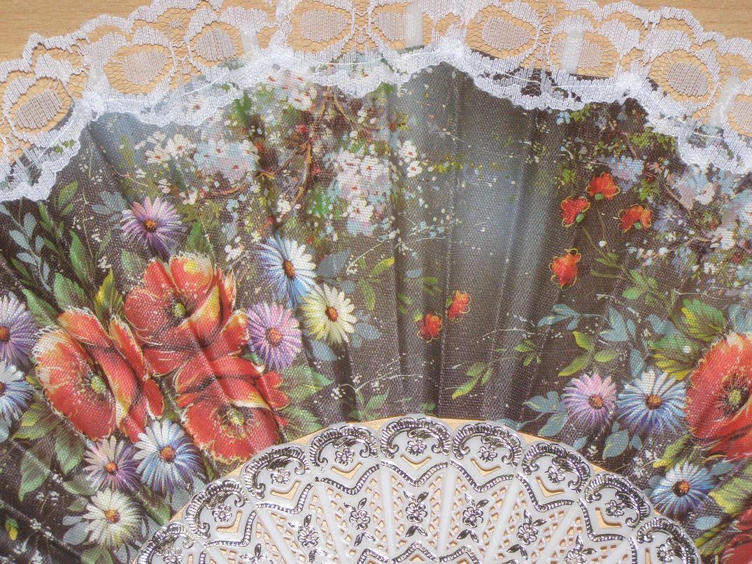 Vějíř plastový bílý s květinovým motivem a bílou krajkou - v29