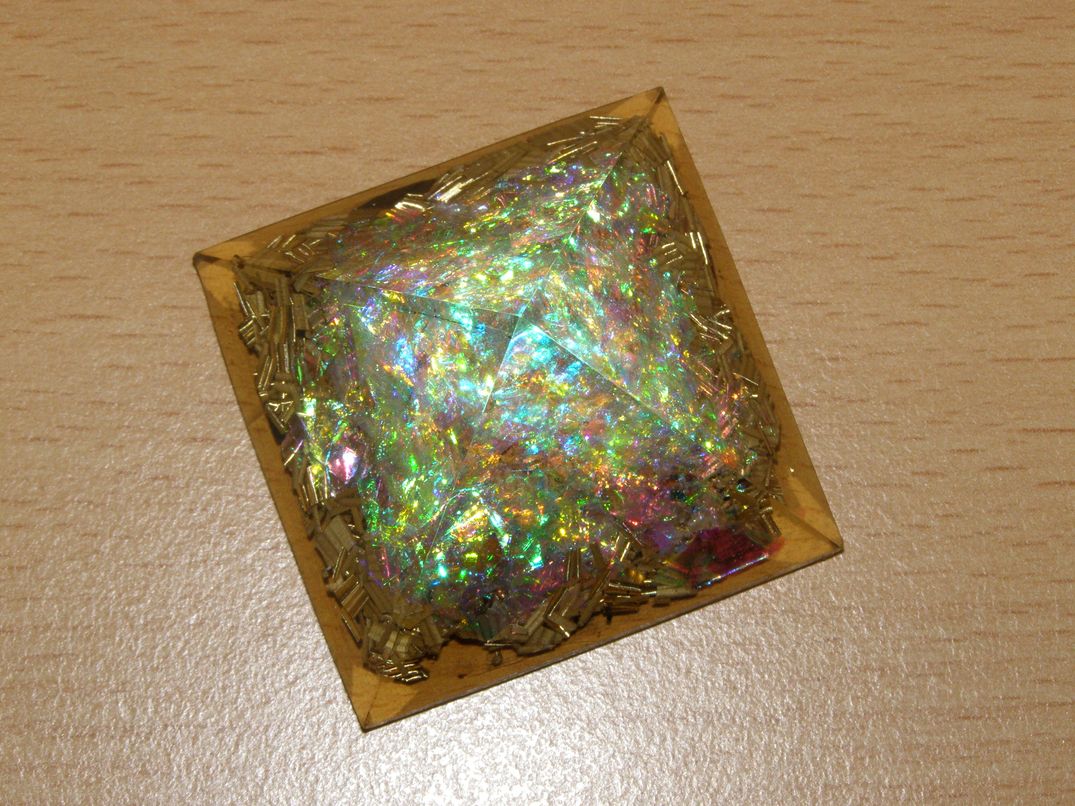 Orgonit - Těžítko - pyramida efekt měsíční kámen - kpo23