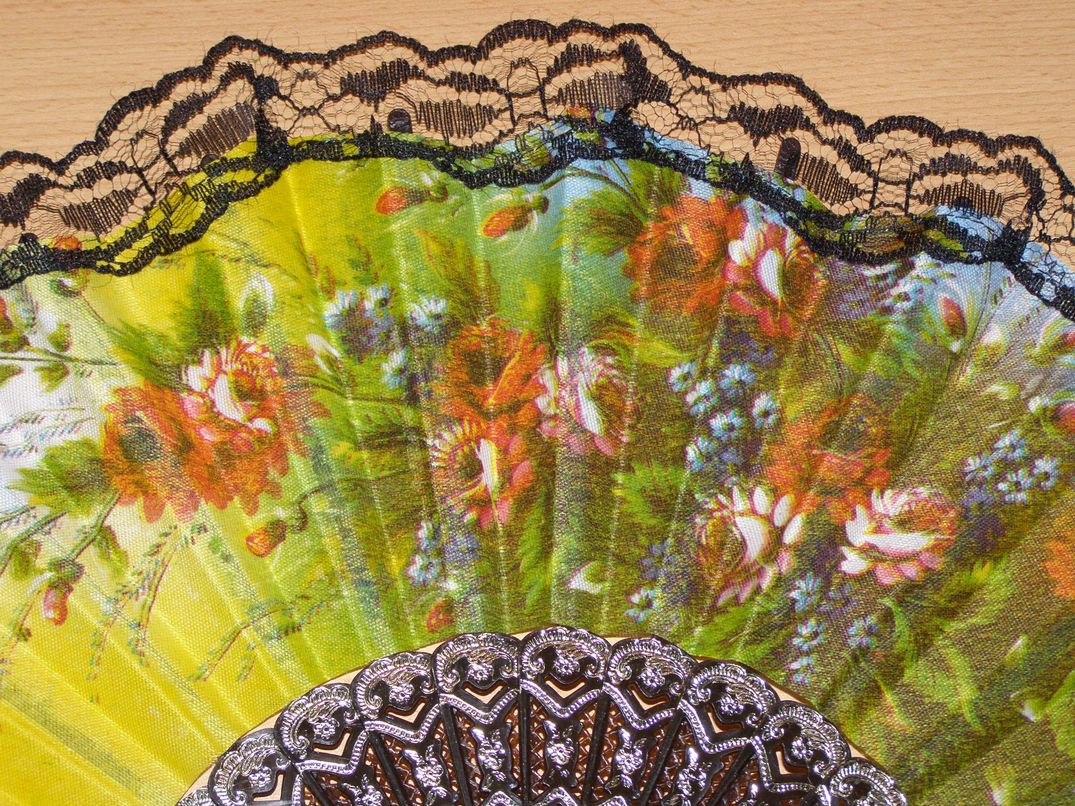 Vějíř plastový černý s květinovým motivem a černou krajkou - v39