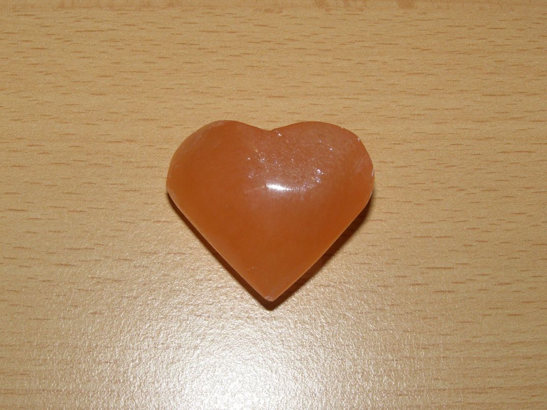 Selenit oranžový - Masážní kámen - srdce - khs32