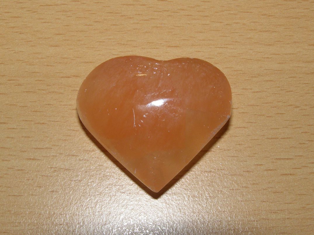 Selenit oranžový - Masážní kámen - srdce - khs35
