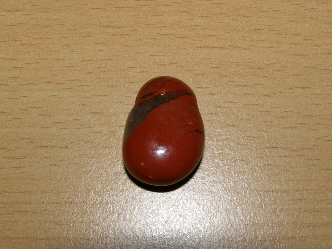 Jaspis červený - Přívěsek - tromlovaný kámen vrtaný - kpt22