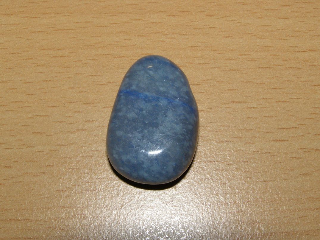 Křemen modrý - Přívěsek - tromlovaný kámen vrtaný - kpt25