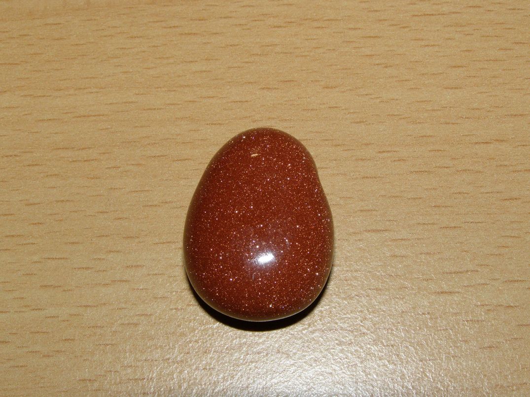 Sluneční kámen - Přívěsek - tromlovaný kámen vrtaný - kpt39