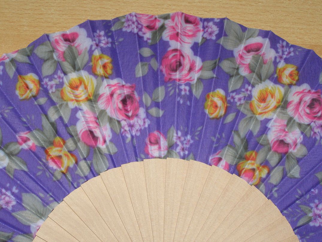 Vějíř z nelakovaného dřeva a textilu - květinový - v2