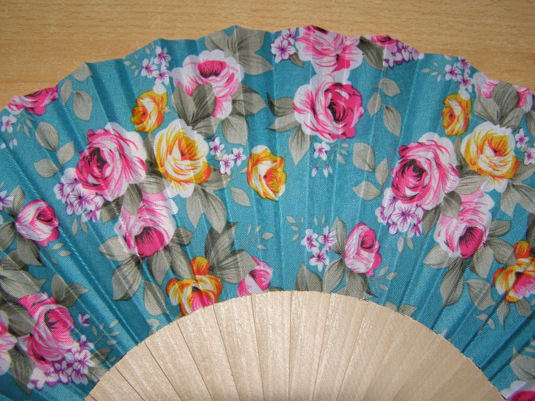 Vějíř z nelakovaného dřeva a textilu - květinový - v6