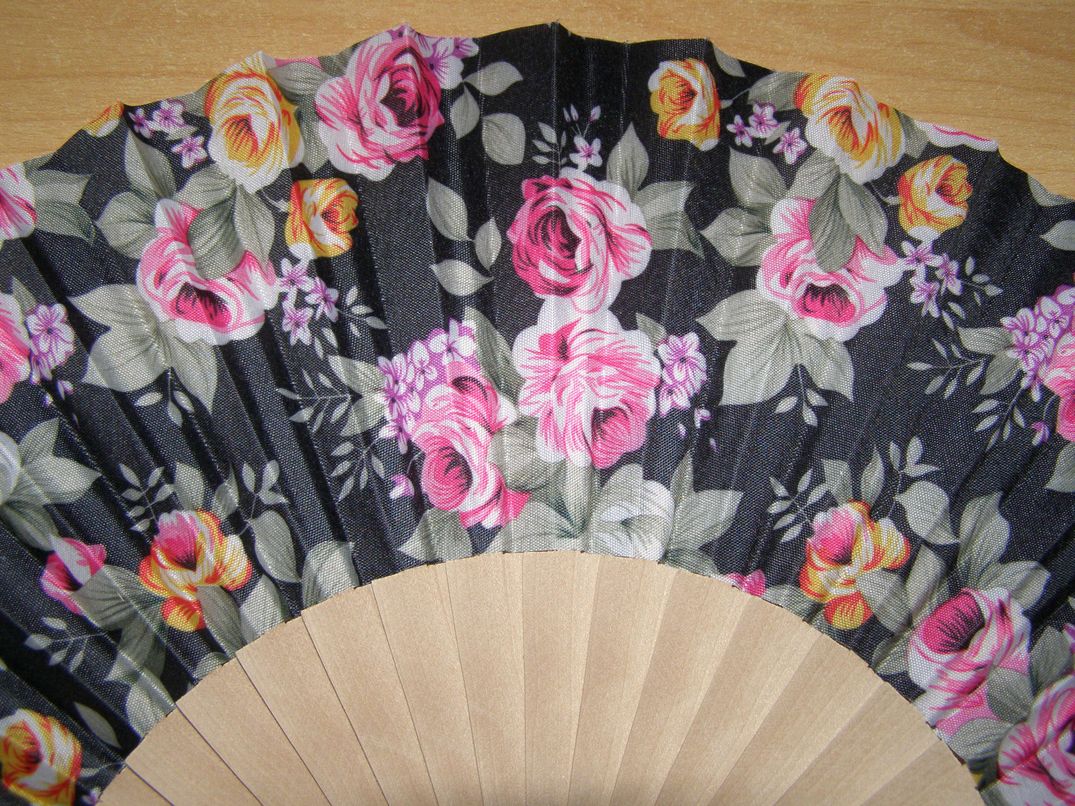 Vějíř z nelakovaného dřeva a textilu - květinový - v9