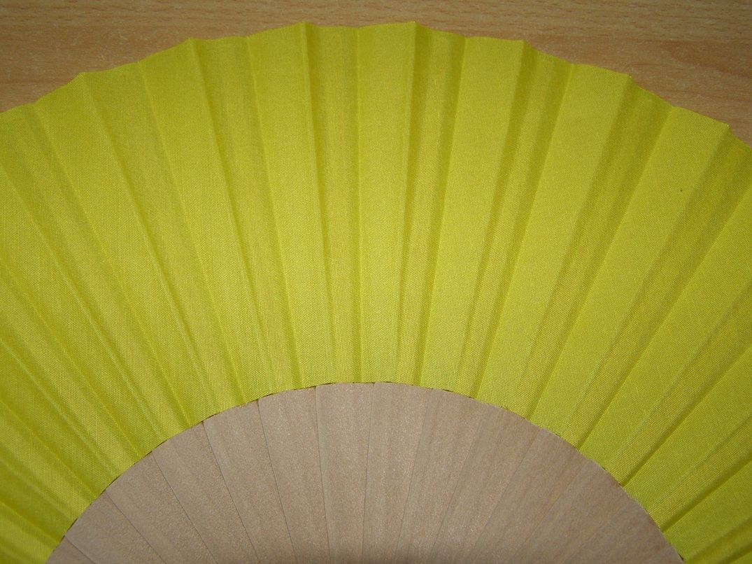 Vějíř z nelakovaného dřeva a textilu - žlutý - v10