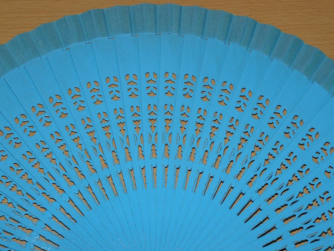 Vějíř dřevěný vyřezávaný - světle modrý - v16