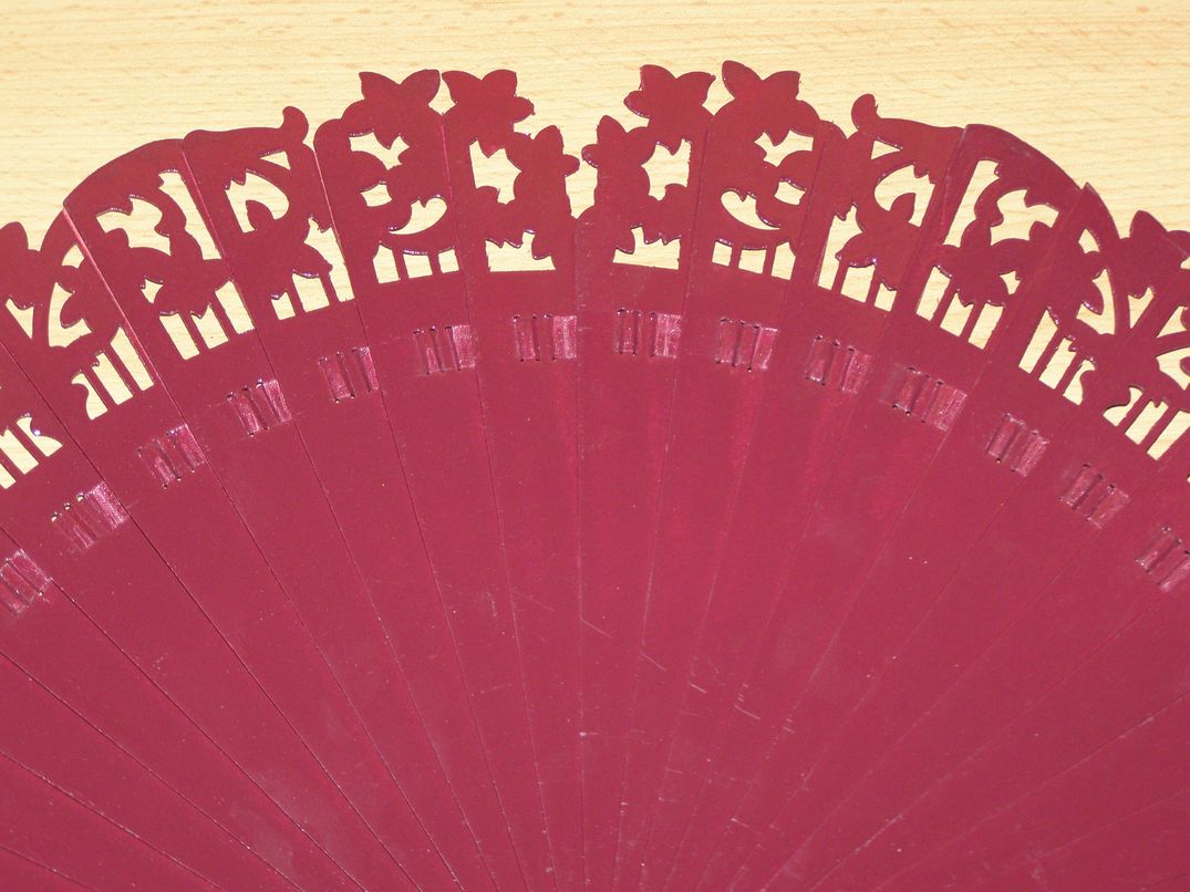 Vějíř dřevěný vyřezávaný - vínový - v20