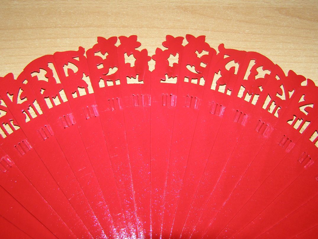 Vějíř dřevěný vyřezávaný - červený - v23