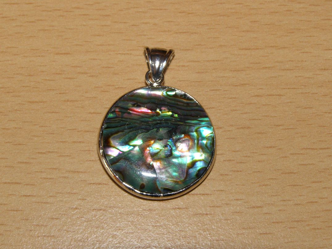 Paua mušle - přívěsek - kulatý v kovovém rámečku - kpmp27