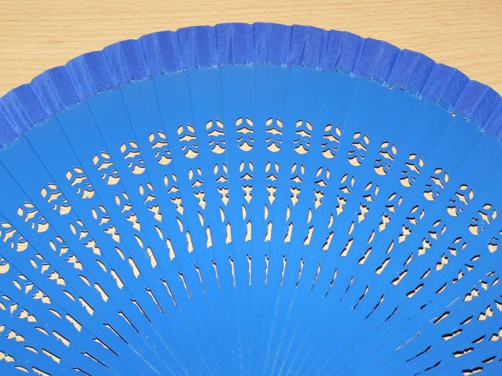 Vějíř dřevěný vyřezávaný - tmavě modrý - v21