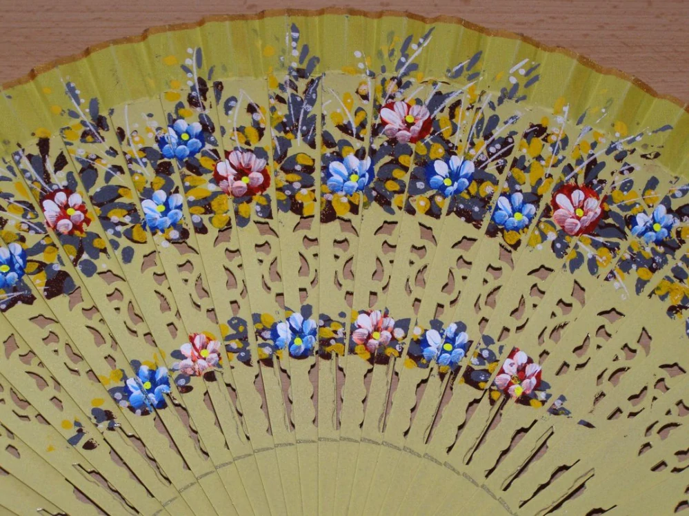 Vějíř dřevěný oboustranný - světle žlutý - v22