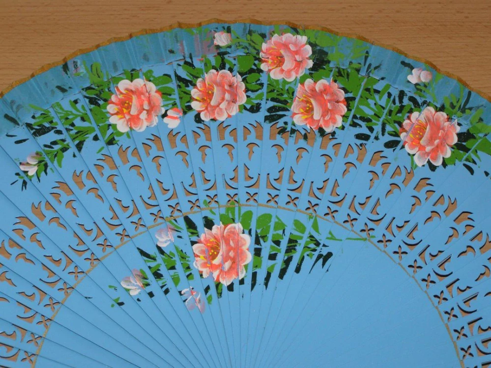 Vějíř dřevěný oboustranný - světle modrý - v31