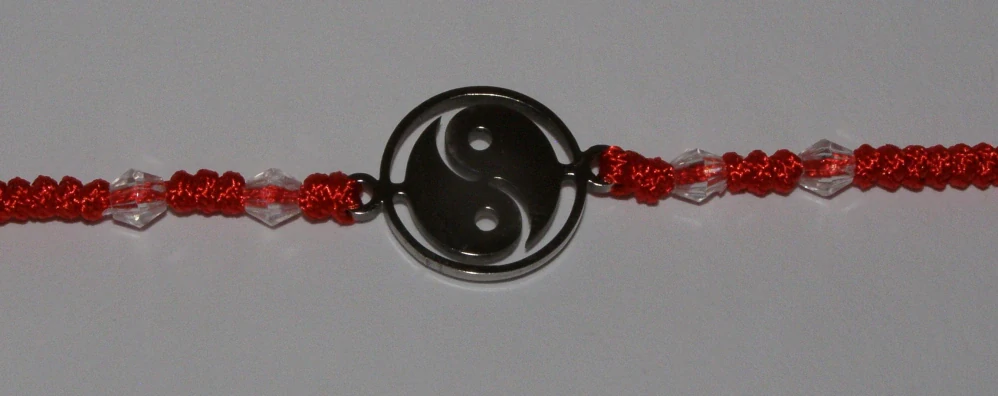 Drhaný Shamballa náramek - nerez - Jin-Jang - červená šňůrka - dnn11