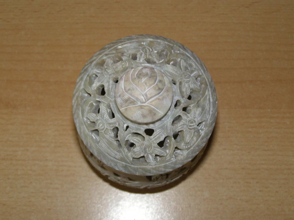 Svícen - mastek - na stojánku s víčkem - kvm25