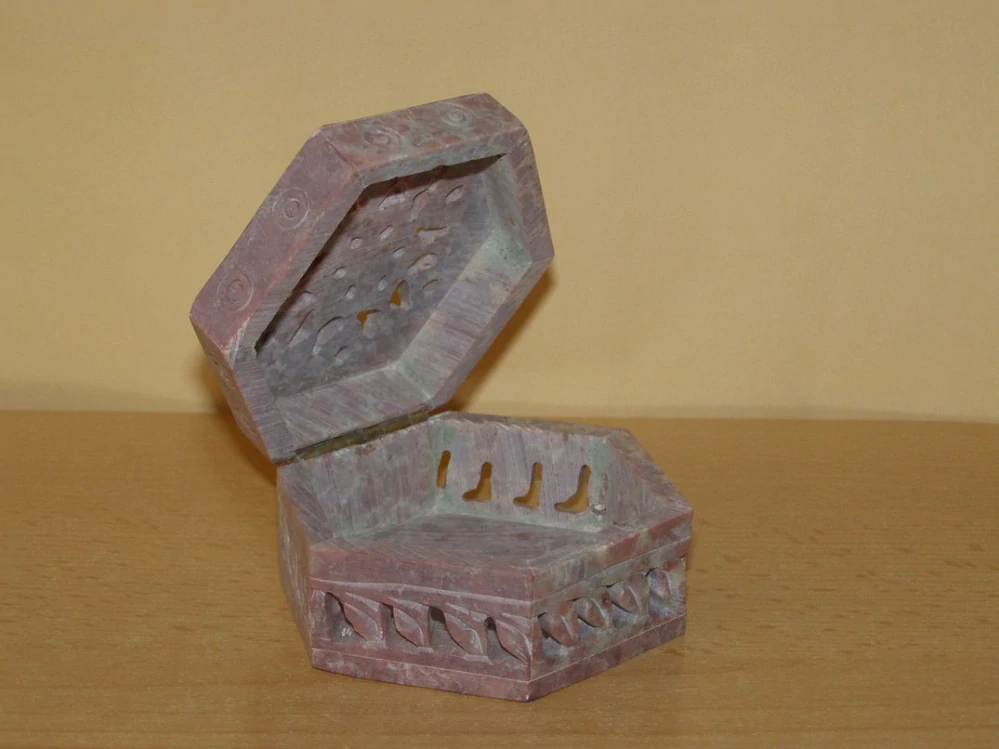 Šperkovnice vyřezávaná - mastek šestiboká s3