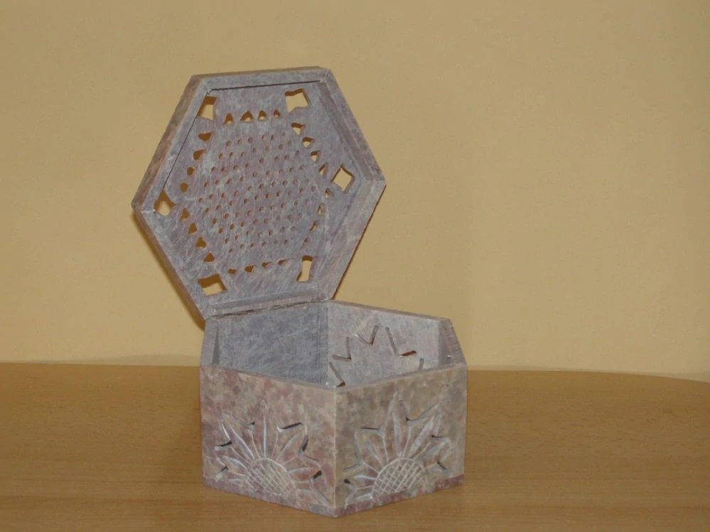 Šperkovnice vyřezávaná - mastek šestiboká s13