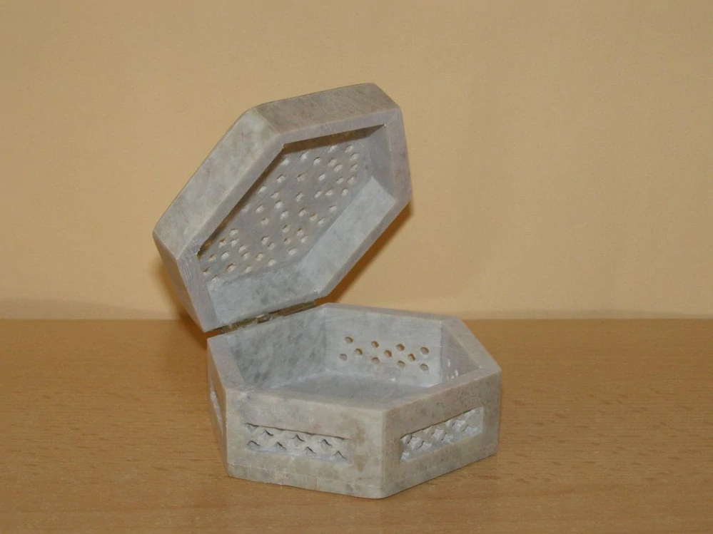 Šperkovnice vyřezávaná - mastek šestiboká s4