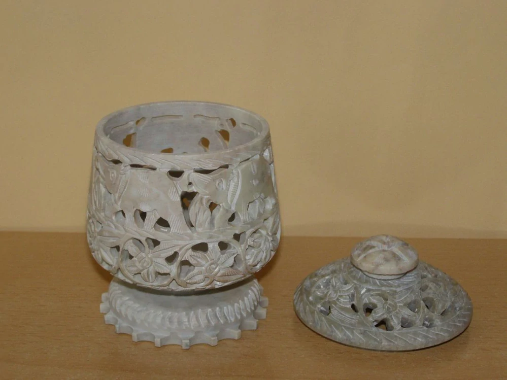 Svícen - mastek - na stojánku s víčkem - kvm25