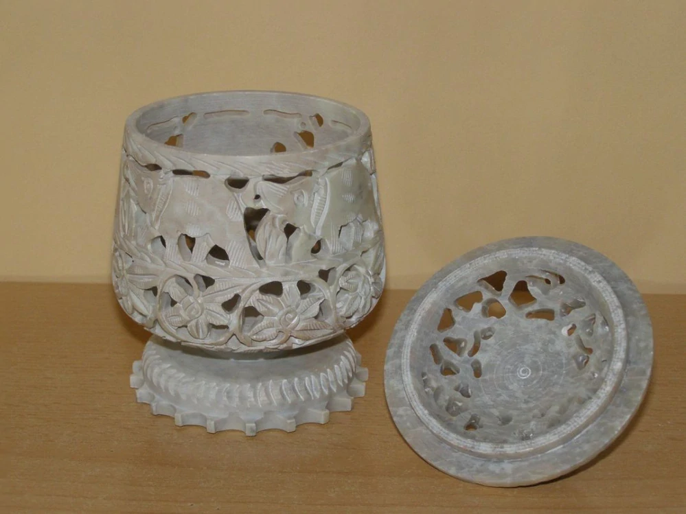 Svícen - mastek - na stojánku s víčkem - kvm25