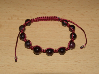 Drhaný Shamballa náramek - granát - vínová šňůrka - dn15