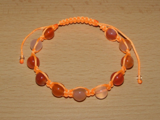 Drhaný Shamballa náramek - světlý karneol - oranžová šňůrka - dn9