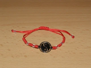 Drhaný Shamballa náramek - nerez - Jin-Jang - červená šňůrka - dnn11